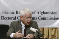 Le président de la Commission des plaintes électorales, Grant Kippen, s'adresse à la presse à Kaboul, le 19 octobre 2009.(Photo : Reuters)