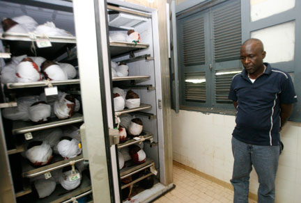 Les corps de certains membres de l'opposition tués lors de la manifestation, dans la morgue de l'hôpital Ignace Deen, à Conakry, le 1er octobre.(Photo : Luc Gnago/Reuters)