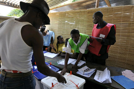 L'heure est au dépouillement&nbsp;: les données des plus de 12&nbsp;500 bureaux de vote sont maintenant attendues.(Photo : Grant Lee Neuenburg/Reuters)