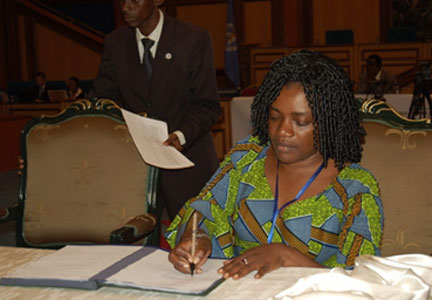 Angélique Ngoma laisse le portefeuille de la Famille pour celui de la Défense dans le nouveau gouvernement, le 17 octobre 2009.(Photo : AFP)