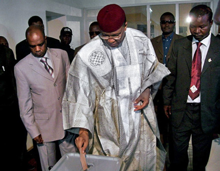 Le président Mamadou Tandja vote, le 20 octobre 2009.(Photo : AFP)