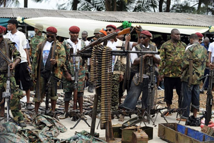 Des jeunes militants des mouvements rebelles du delta du Niger déposent leurs armes à Port Harcourt, le 3 octobre 2009(Photo : Pius Utomi Ekpei/AFP)