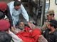 Une victime de l'attentat est transportée vers un hôpital de Peshawar, le 12 octobre 2009.(Photo : Reuters)