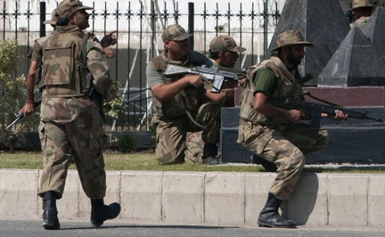 Les soldats prennent position à l'extérieur du quartier général de l'armée pakistanaise pris&nbsp;d'assaut par des hommes armés, à Rawalpindi, en périphérie d'Islamabad, le 10 octobre.(Photo : Faisal Mahmood/Reuters)