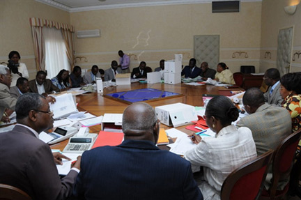 La Cour constitutionnelle gabonaise procède, à partir du 30 septembre 2009, au recomptage des voix de l'élection présidentielle contestée. (Photo : Wils Yanick Maniengui/AFP)