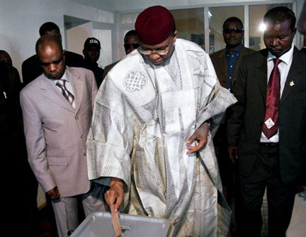 Le président Tandja à Niamey lors des élections législatives, le 20 octobre 2009.(Photo: AFP)