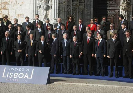 Les chefs d'Etat et de gouvernement réunis à Lisbonne pour la signature du Traité de Lisbonne, le 13 décembre 2007.(Photo : www.prezydent.pl)
