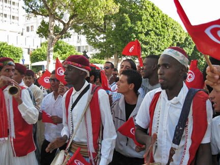Défilé de jeunes originaires de Tataouine, en costume traditionnel, sur l'avenue Bourguiba à Tunis, en soutien au président sortant Zine el abidine ben Ali.(Photo : RFI)