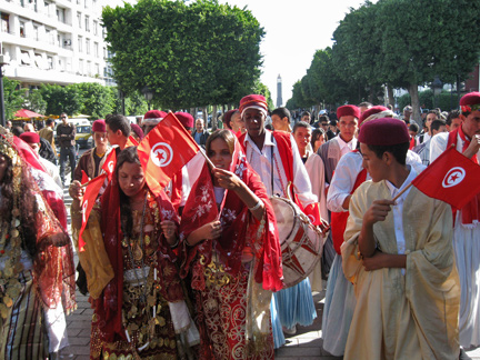 Défilé de jeunes originaires de Tataouine, en costume traditionnel, sur l'avenue Bourguiba à Tunis, en soutien au président sortant Zine El Abidine Ben Ali.(Photo : RFI)