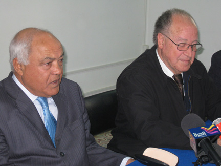 A gauche le candidat d'opposition du parti Ettajdid Ahmed Brahim et à ses côtés Mustapha Benjaafar, dont la candidature a été invalidée. Mardi, il a réaffirmé à l'occasion d'une conférence de presse son soutien à Brahim.(Photo : RFI)