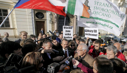 Le président tchèque, Vaclav Klaus, entouré de journalistes et de partisans lors d’une manifestation contre la signature du Traité de Lisbonne, place Hradcanske à Prague, le 3&nbsp;octobre 2009.(Photo : Reuters)