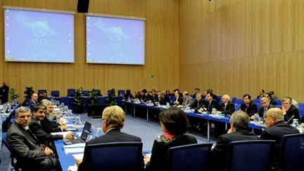 Les délégués américains, français, iraniens et russes autour de la table de négociation au quartier général de l'AIEA à Vienne en Autriche, le 19 octobre 2009.(Photo : AFP)