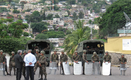 Le dispositif de sécurité autour de l’ambassade du Brésil à Tegucigalpa, où Manuel Zelaya a trouvé refuge. Septembre 2009.(Photo : Sylvain Biville/RFI)