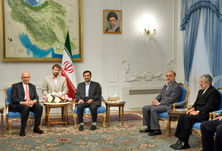 Mohamed El Baradeï, directeur général de l'AIEA (à gauche), avec le président iranien Mahmoud Ahmadinejad (3e à gauche), Ali Asghar Soltanieh, le représentant de l'Iran auprès de l'AIEA (à droite), et le président de l'Organisation iranienne de l'énergie atomique, Ali Akbar Salehi (2e droite), le 4 octobre 2009.(Photo : Reuters)