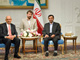 Mohamed El Baradeï, directeur général de l'AIEA (à gauche), avec le président iranien Mahmoud Ahmadinejad (3e à gauche), Ali Asghar Soltanieh, le représentant de l'Iran auprès de l'AIEA (à droite), et le président de l'Organisation iranienne de l'énergie atomique, Ali Akbar Salehi (2e droite), le 4 octobre 2009.(Photo : Reuters)
