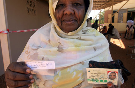 Les Soudanais s'enregistrent pour les premières élections depuis près de 25 ans.(Photo: Reuters/Mohamed Nureldin Abdallah)