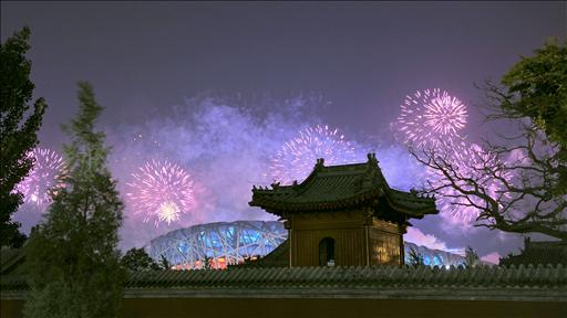 Fireworks display erupts near the "Bird's Nest" National Stadium during the closing ceremony of the 2008 Beijing Olympic Games on August 24, 2008.  AFP PHOTO/AXEL SCHMIDT/DDP