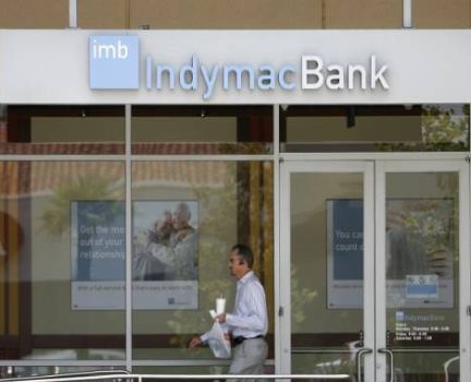 ລູກຄ້າ Indymac bank ທີ່ເມືອງ Pasadena ຣັດແຄລິຟໍຣ໌ເນັຽ ເຮໂລພາກັນມາຖອນເງິນຝາກ
ຈໍານວນເຖິງ 1300 ລ້ານດອລລາຣ໌ພາຍໃນຣະຍະເວລາ 10 ວັນ (ພາບ: Reuters)
