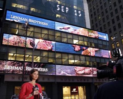 ນັກຂ່າວກຳລັງຣາຍງານຂ່າວສົດຕໍ່ໜ້າສຳນັກງານໃຫຍ່ທະນາຄານ "Lehman Brothers" ທີ່ກຸງ
ນິວຢອຣ໌ກ (ພາບ: Reuters)

