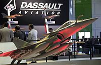 ຍົນ Rafales ຂອງ ບໍຣິສັດ Dassault
ຊື່ງໄດ້ມີ ປະຊາຊົນ ຈາກທົ່ວທິສເຂົ້າໄປ
ຊົມ Salon Bourget ນັບແຕ່ ວານນີ້
ຮ / ຣຕ
