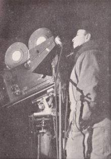 Marcel Carné w czasie pracy nad "Wrotami nocy"wdg Marcel Lapierre 1946 Nouvelle Edition droits réservés