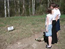 Młodzież ze szkoły w Suchym Lesie składa kwiaty w miejscu, gdzie stał dom rodzinny Bogusławskiego w Glinnie Agnieszka Kumor, RFI