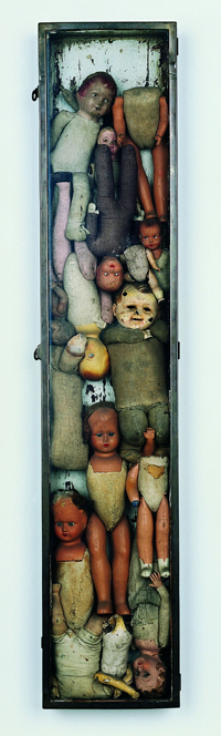 Arman, <em>Rzeź niewiniątek I</em>, 1961, Kaiser Wilhelm Museum, Krefeld Kolekcja Helga und Walther Lauffs© ADAGP, Paris 2007