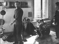 27 października 1960, dzień powstania « Nouveau Réalisme » : Arman, Tinguely, Spoerri, Villeglé i krytyk Restany w domu Yves Kleina. (fot. DR)