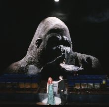Angela Denoke (Emilia Marty) Charles Workman (Albert Gregor)Eric Mahoudeau / Opéra national de Paris