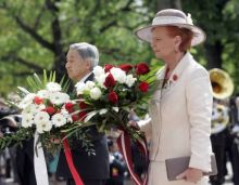 Pani prezydent Łotwy, Vaira Vike-Freiberga, w towarzystwie cesarza Japonii, Akihito, podczas uroczystości złożenia kwiatów pod pomnikiem Wolności w Rydze, 25 maja 2007Reuters/Ints Kalnins, Latvia