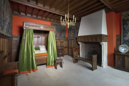 Sypialnia późnośredniowieczna w stylu Karola VIII. Wyposażenie pochodzi z zamku Villeneuve-Lambron w Owerni, należącego do 
Rigaut d’Oureille (1455-1517)Musée des Arts décoratifs, Paris, Photo Philippe Chancel