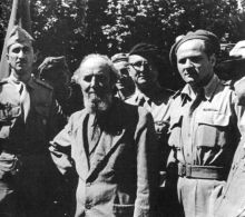 Gustaw Herling-Grudziński (po prawej) z wnukiem Garibaldiego; maj 1945© Archiwum Gustawa Herlinga-Grudzińskiego