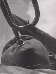 Aleksander Rodczenko, Pionier grający na trąbce, 1930, zbiory prywatne© Moskiewski Dom Fotografii