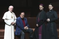 "Nie lękajcie się! Jan Paweł II", trzej odtwórcy głównej roli z reżyserem Robertem Hosseinemfot. Yann Dejardin