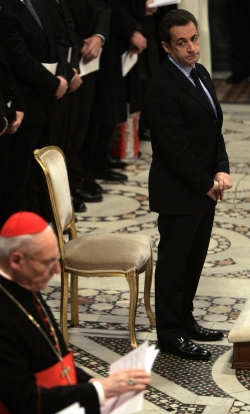 Sarkozy w Bazylice św. Jana na Lateranie. Na pierwszym planie kardynał Poupard.REUTERS/Alessandro Bianchi 