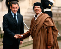 Prezydent Nicolas Sarkozy wita przywódcę libijskiego Muammara Kaddafiego w Pałacu Elizejskim, 10 grudnia 2007.(Foto: Reuters)