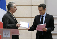 Jacques Attali wręcza prezydentowi Sarkozy'emu raport "Komisji na rzecz uwolnienia wzrostu gospodarczego"(Photo : Reuters)