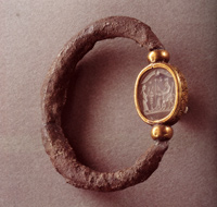 Pieczęć, skarabeusz i pierścień; Sydon-Mgharet Tabloun, V-IV w. p.n.e.©Musée National de Beyrouth
