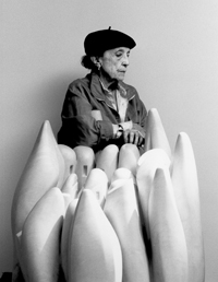 Louise Bourgeois w r.1990 z rzeźbą z brązu <em>Eye to Eye</em> (1970)(Photo: Raimon Ramis)
