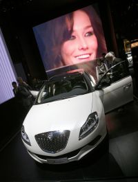 Lancia- Delta, a w tle, na bilboardzie: Carla Bruni-Sarkozy© Reuters