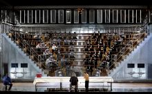 <em>Parsifal</em>, akt I : Christopher Ventris (Parsifal), Victor von Halem (Titurel)fot. R. Walz/Opéra national de Paris