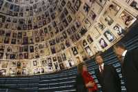 Premier Tusk w Yad Vashem© REUTERS/Jim Hollander