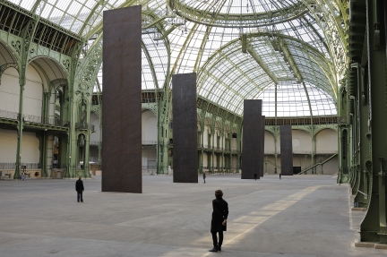 Richard Serra, <em>Promenade</em>, 2008. Pięć elementów stalowych, 1700 x 400 x 13 cm każdy.Photo Lorenz Kienzle - Tous droits réservés Monumenta 2008, ministère de la Culture et de la Communication.