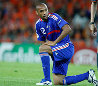 Thierry Henry na kolanach.Foto : Reuters