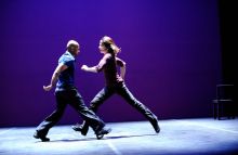 Juliette Binoche i Akram Khan w spektaklu tańca "In-I"fot. Tristram Kenton