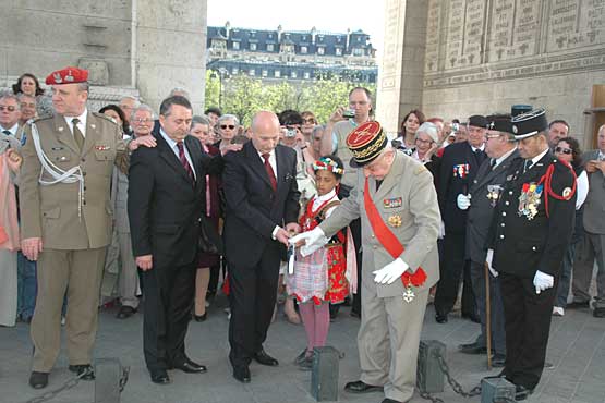 Ambasador Tomasz Orłowski przy Grobie Nieznanego Zołnierza w święto 3 maja