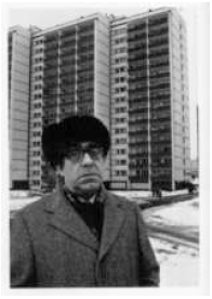 Georges Costakis przed swym moskiewskim blokiem przy Wiernadskim Prospekcie, 1973, Archiwum rodziny Costakisów© Musée national d’art contemporain-Collection Costakis, Thessalonique