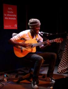 Keziah Jones podczas koncertu w studiu 136 w paryskim Domu Radiafot. RFI
