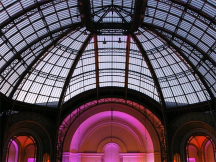 Pod nową kopułą paryskiego Grand Palais, gdzie odbywały się niegdyś Wystawy Światowe...© Reuters