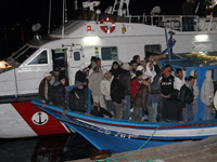 Łódź z imigrantami, Lampedusa, 10 stycznia 2009.  ( Photo : Mauro Seminara/ AFP)
